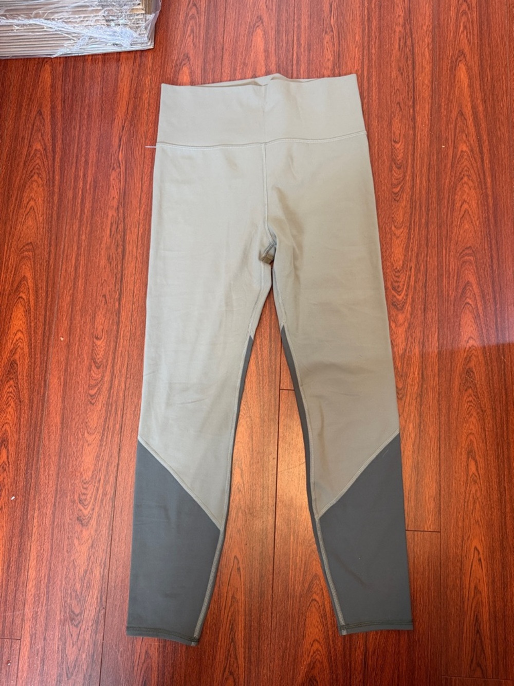 Vuori High-Waist Two-Tone Leggings in Olive